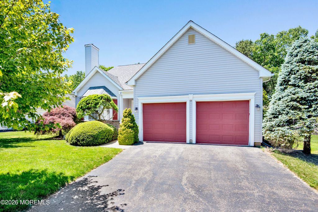 52 Skyline Drive, Lakewood, NJ 08701