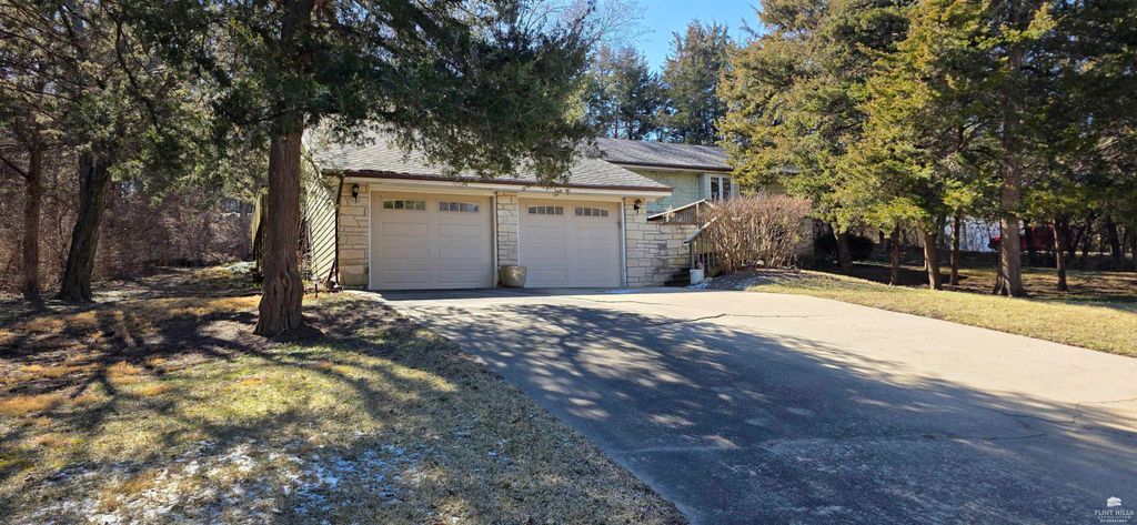 2909 Tatarrax Drive, Manhattan, KS 66502