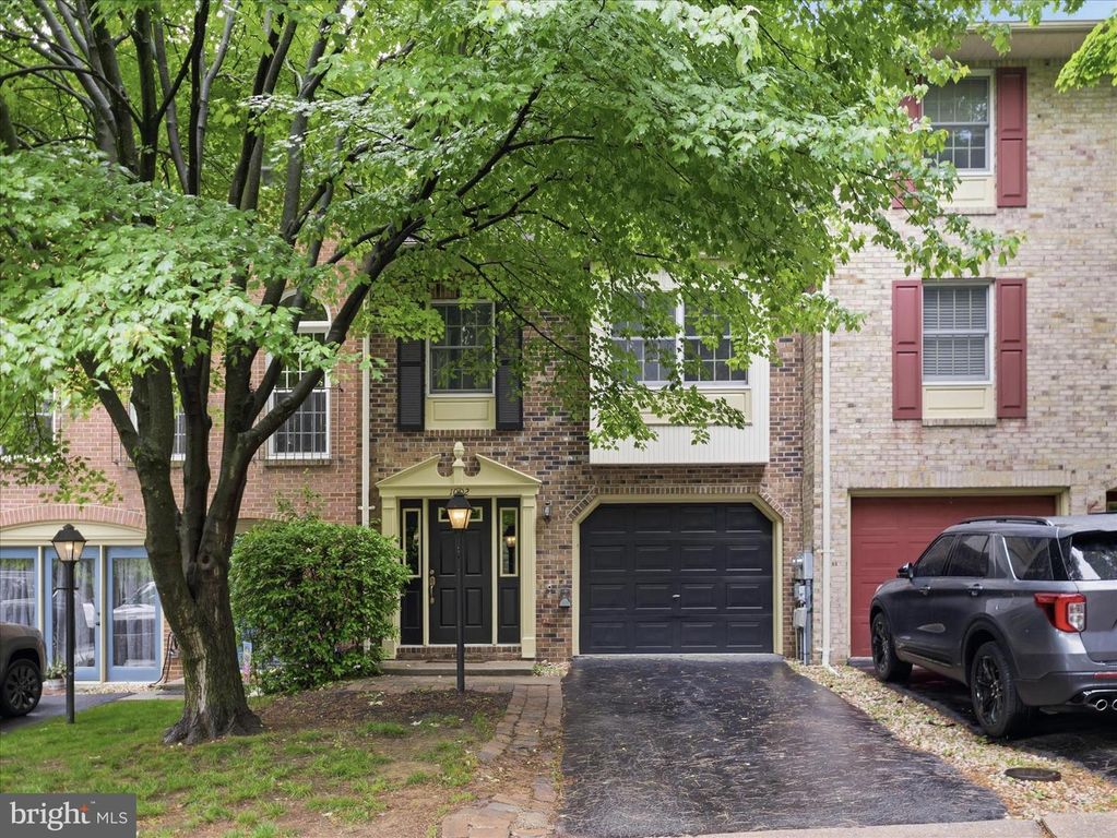 Image 1 of property listing at 1002 LINDSAY LN, Hagerstown, MD 21742