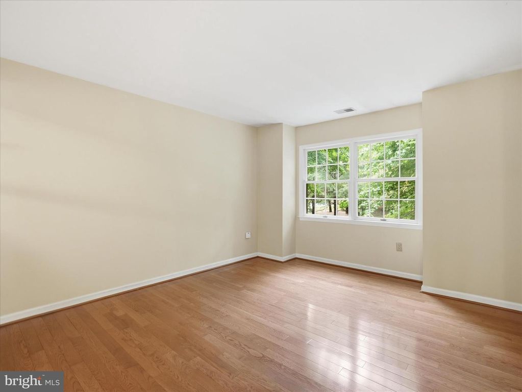 Image 17 of property listing at 1002 LINDSAY LN, Hagerstown, MD 21742
