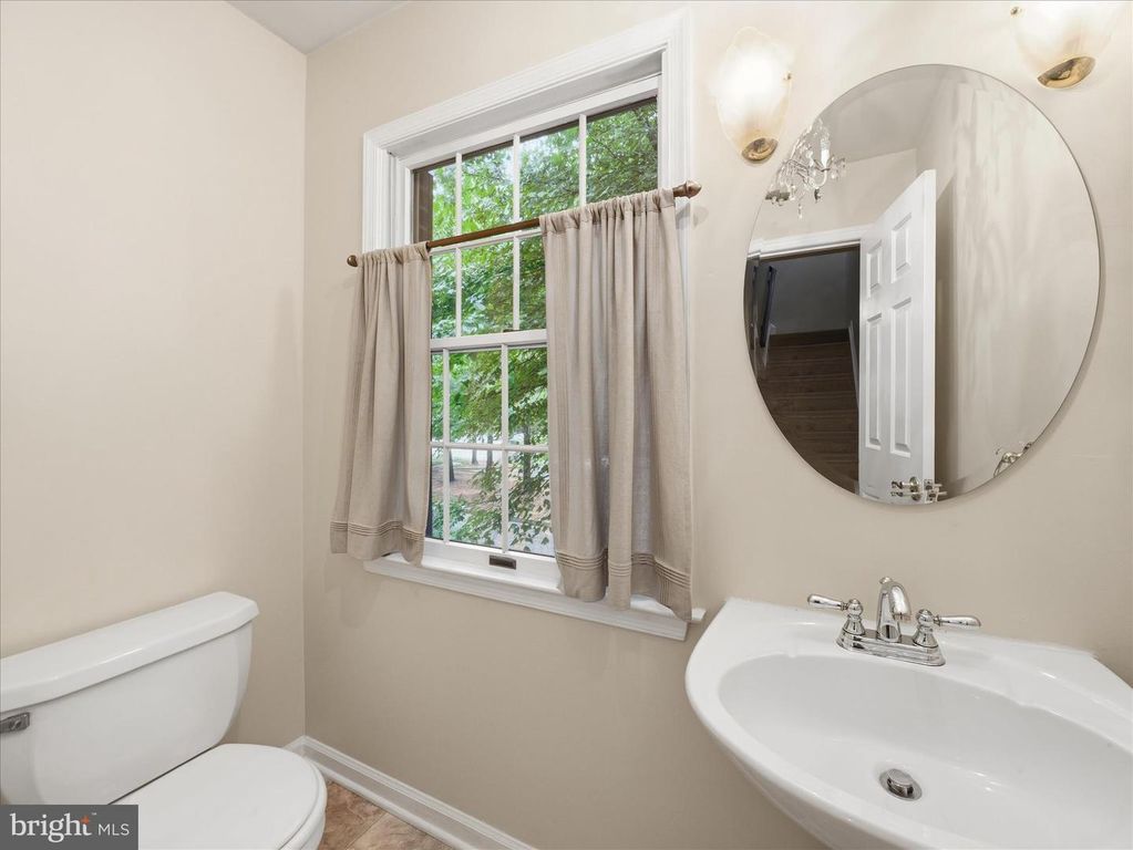 Image 19 of property listing at 1002 LINDSAY LN, Hagerstown, MD 21742