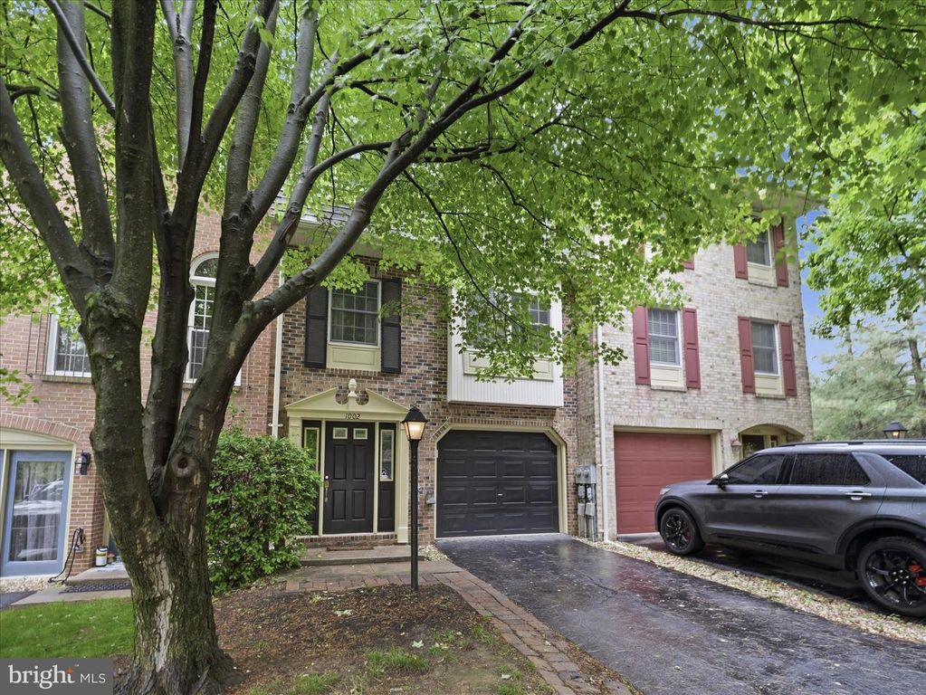 Image 2 of property listing at 1002 LINDSAY LN, Hagerstown, MD 21742