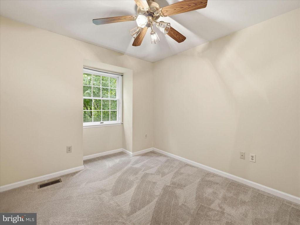 Image 24 of property listing at 1002 LINDSAY LN, Hagerstown, MD 21742