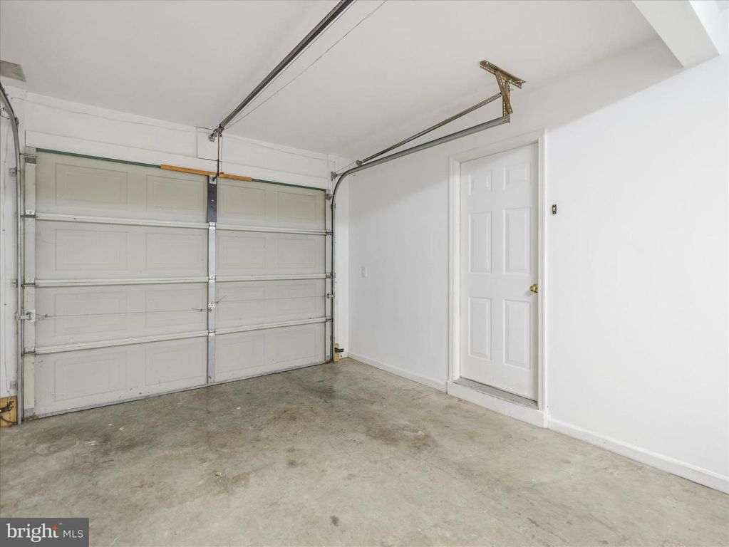 Image 3 of property listing at 1002 LINDSAY LN, Hagerstown, MD 21742