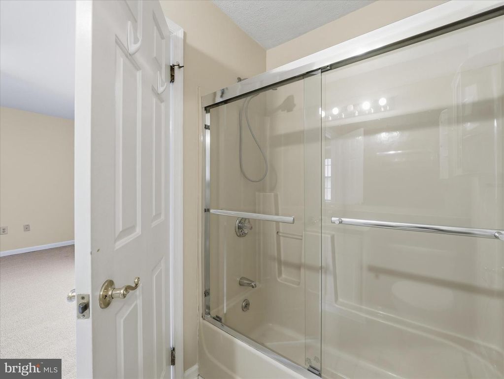 Image 31 of property listing at 1002 LINDSAY LN, Hagerstown, MD 21742