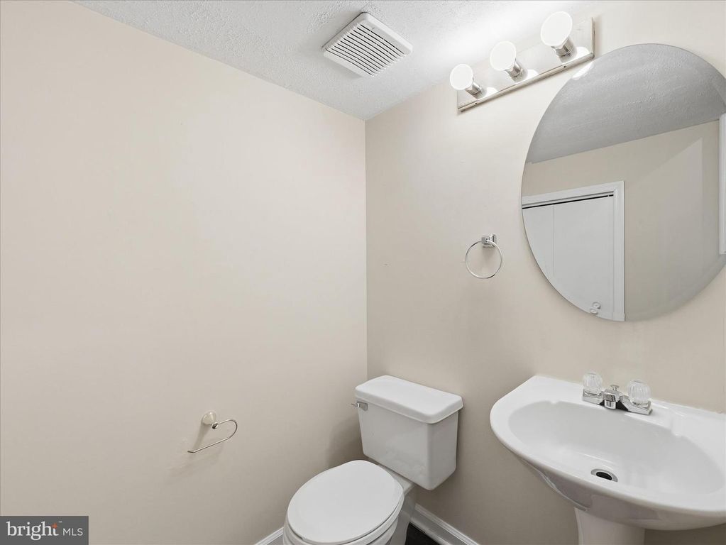 Image 4 of property listing at 1002 LINDSAY LN, Hagerstown, MD 21742