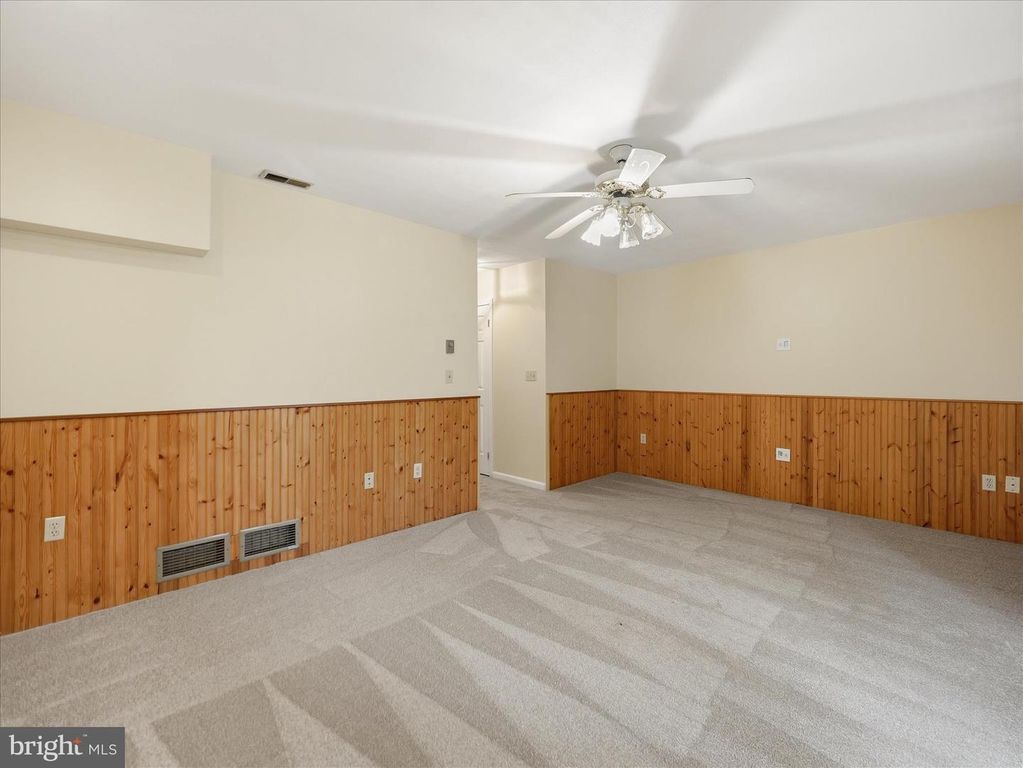 Image 6 of property listing at 1002 LINDSAY LN, Hagerstown, MD 21742