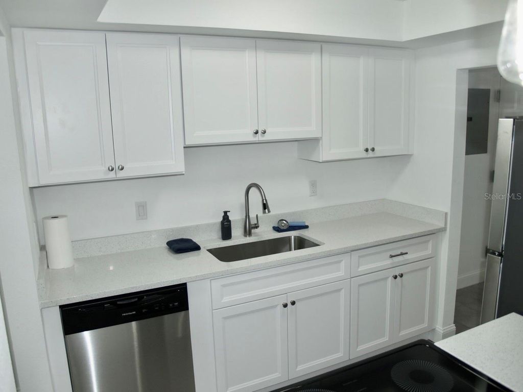 Image 4 of property listing at 11525 8TH WAY N 509, St Petersburg, FL 33716