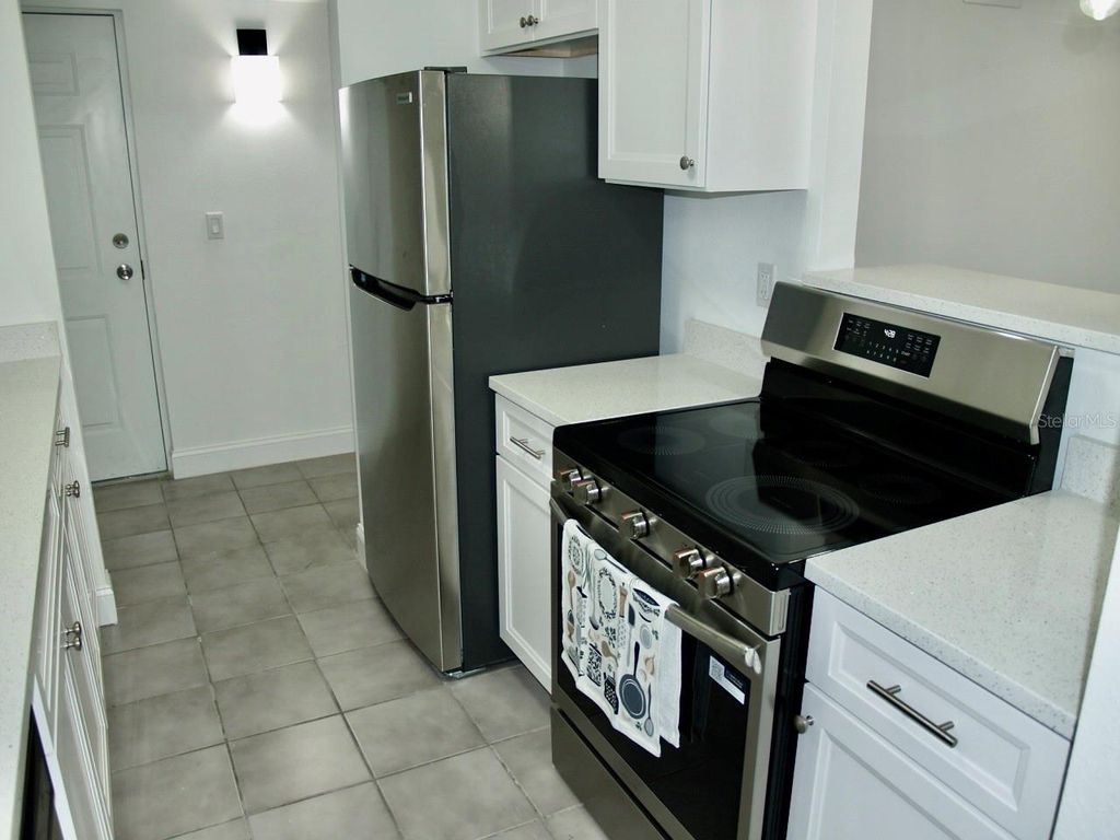 Image 5 of property listing at 11525 8TH WAY N 509, St Petersburg, FL 33716