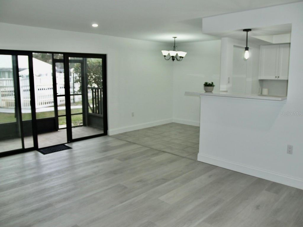 Image 8 of property listing at 11525 8TH WAY N 509, St Petersburg, FL 33716