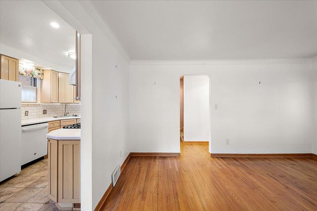 1218 Roslyn Road, Grosse Pointe Woods, MI 48236