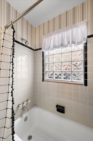 1218 Roslyn Road, Grosse Pointe Woods, MI 48236