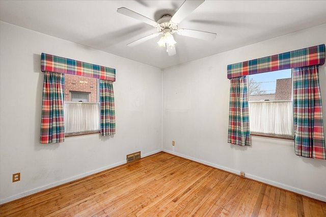 1218 Roslyn Road, Grosse Pointe Woods, MI 48236