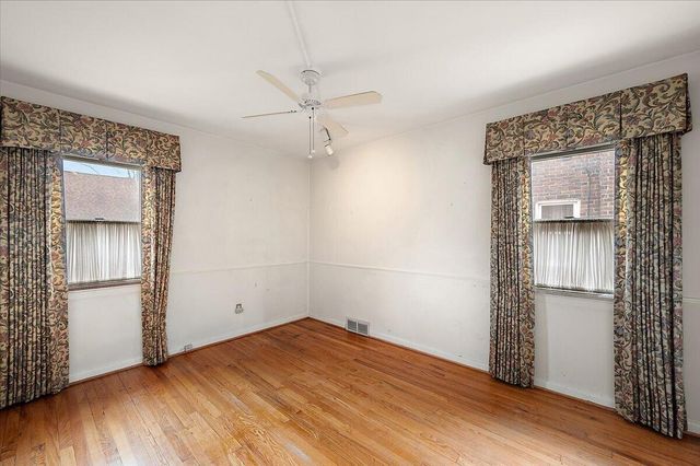 1218 Roslyn Road, Grosse Pointe Woods, MI 48236