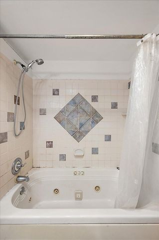 1218 Roslyn Road, Grosse Pointe Woods, MI 48236