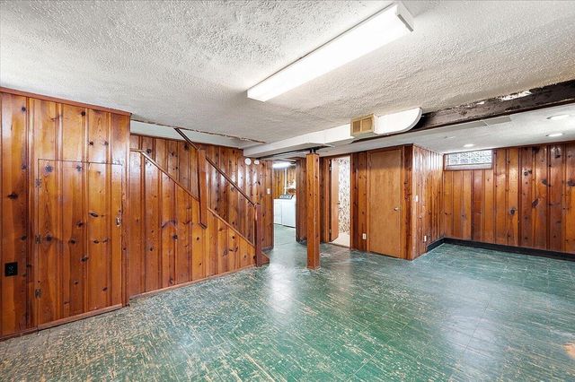 1218 Roslyn Road, Grosse Pointe Woods, MI 48236