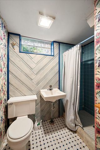 1218 Roslyn Road, Grosse Pointe Woods, MI 48236