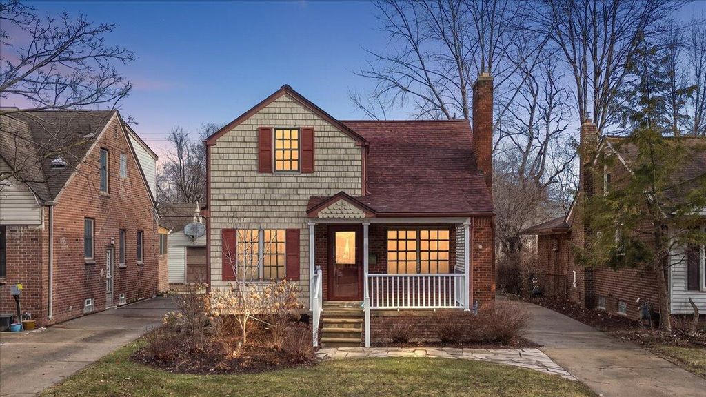 1218 Roslyn Road, Grosse Pointe Woods, MI 48236
