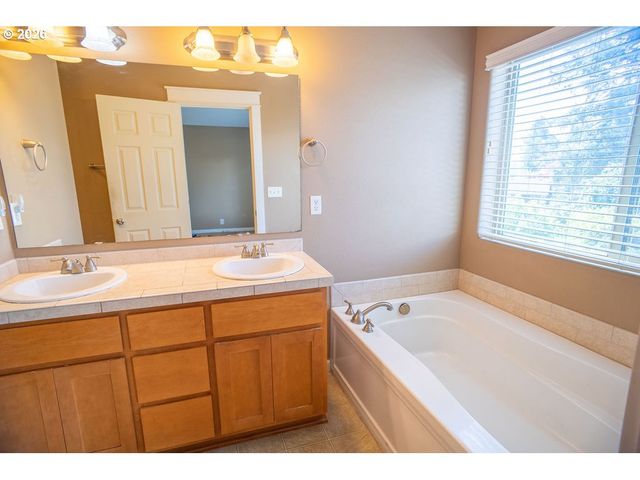 165 PEACH TREE Ct, Woodland, WA 98674