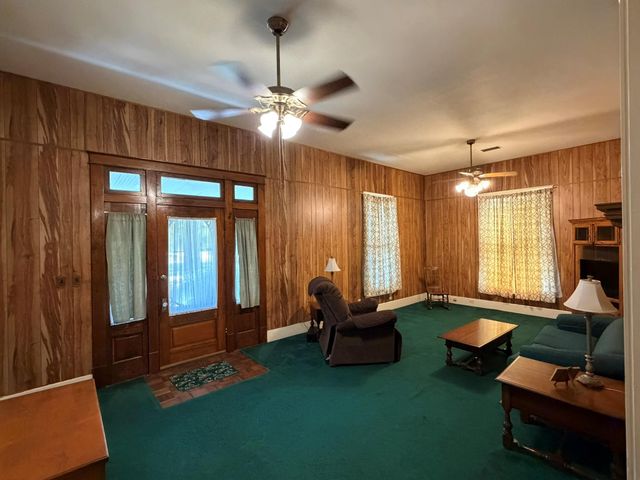 701 Garwood ST, Smithville, TX 78957