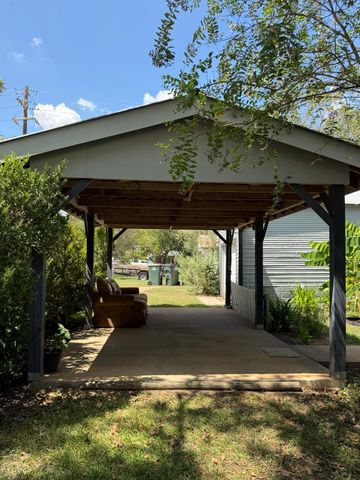 701 Garwood ST, Smithville, TX 78957