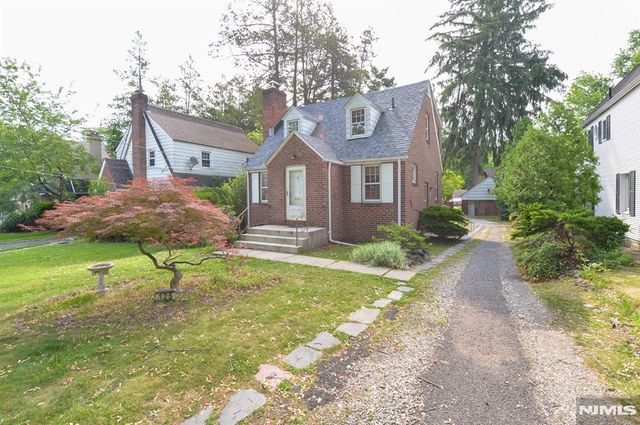 125 Eastview Avenue, Leonia, NJ 07605