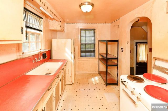 125 Eastview Avenue, Leonia, NJ 07605
