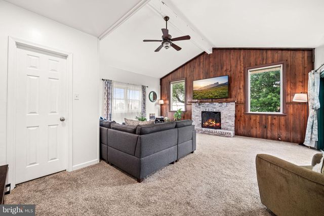 1 MAPLEWOOD CT, Douglassville, PA 19518