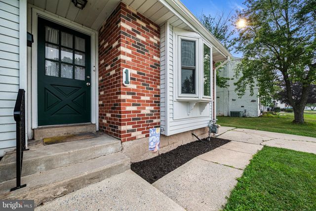 1 MAPLEWOOD CT, Douglassville, PA 19518