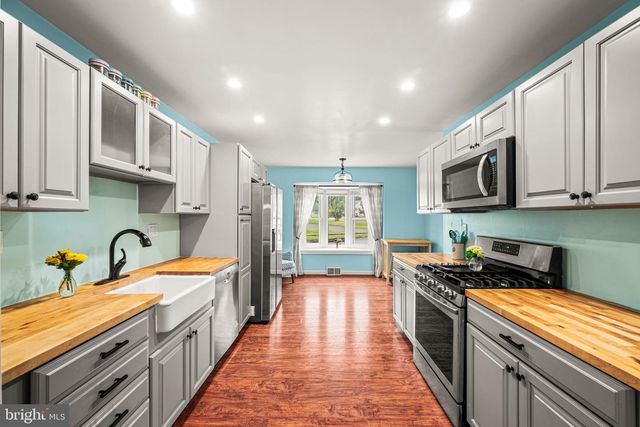 1 MAPLEWOOD CT, Douglassville, PA 19518