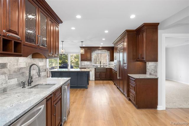 4695 Maura Lane, West Bloomfield, MI 48323