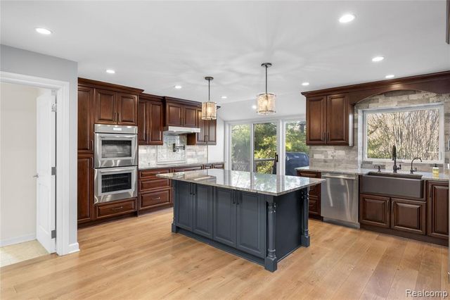 4695 Maura Lane, West Bloomfield, MI 48323