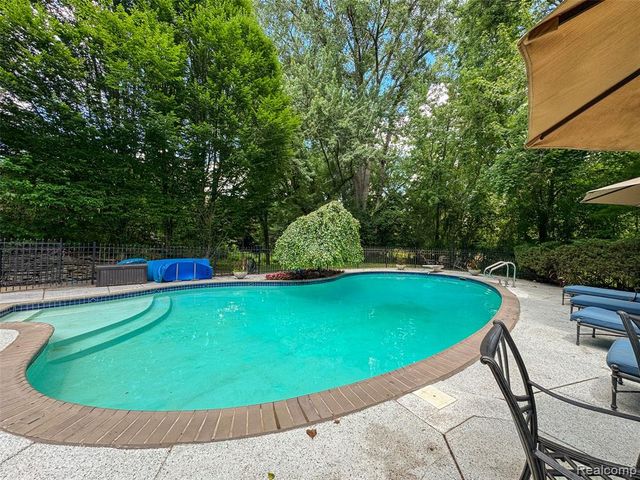 4695 Maura Lane, West Bloomfield, MI 48323