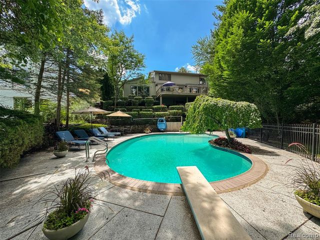 4695 Maura Lane, West Bloomfield, MI 48323