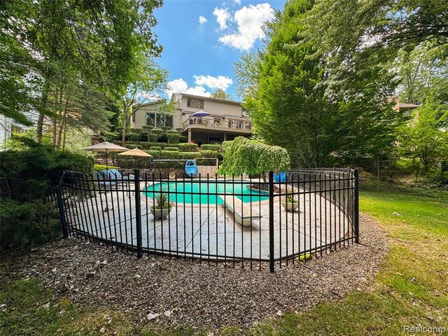 4695 Maura Lane, West Bloomfield, MI 48323