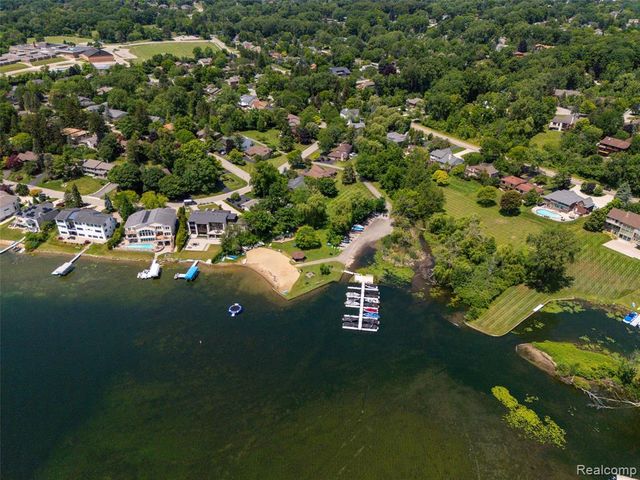 4695 Maura Lane, West Bloomfield, MI 48323