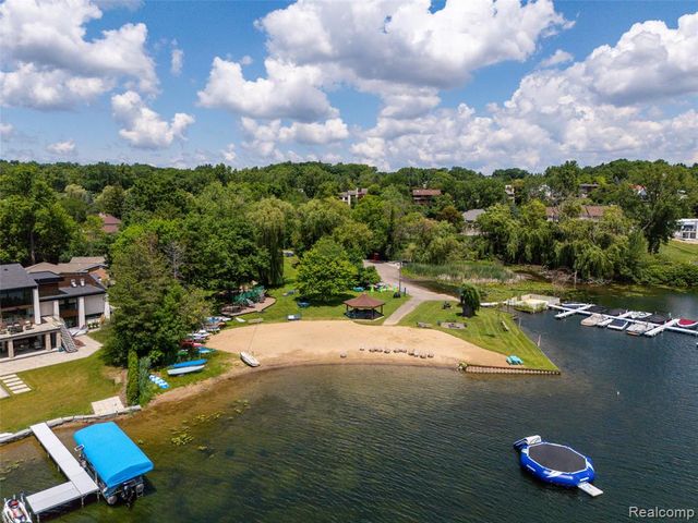 4695 Maura Lane, West Bloomfield, MI 48323