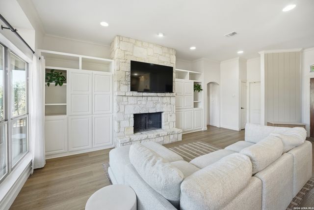 204 Tapatio Dr W, Boerne, TX 78006