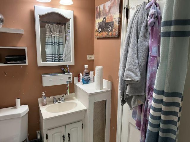 75 LAMPORT RD, Upper Darby, PA 19082