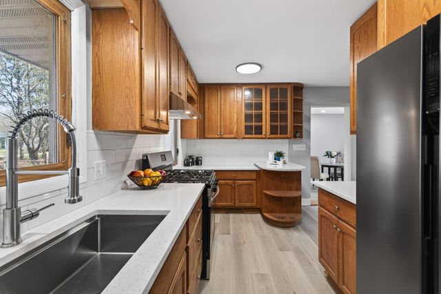 31 Demont Avenue E, Little Canada, MN 55117