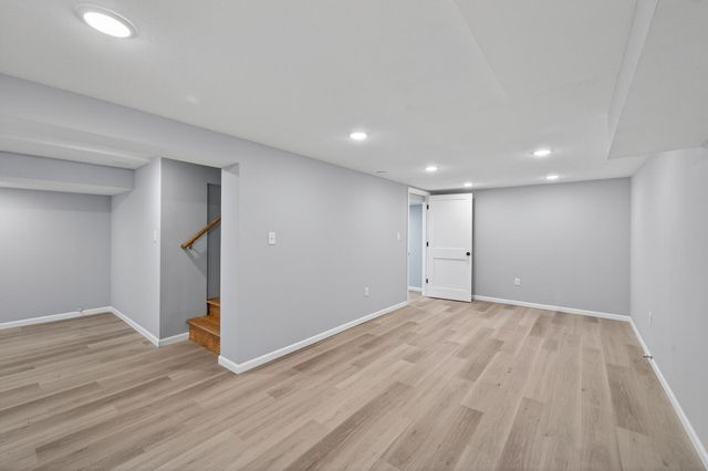 31 Demont Avenue E, Little Canada, MN 55117