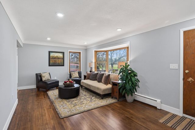 31 Demont Avenue E, Little Canada, MN 55117