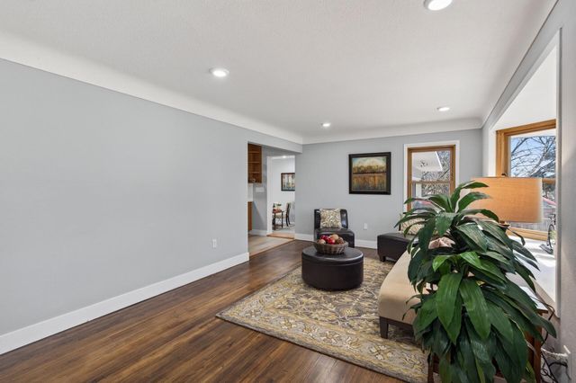 31 Demont Avenue E, Little Canada, MN 55117