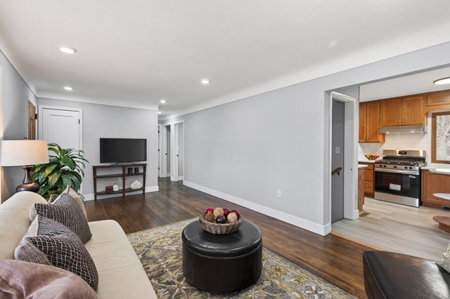 31 Demont Avenue E, Little Canada, MN 55117