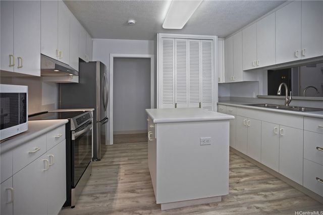 2528 Puaena Place, Honolulu, HI 96822