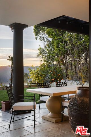 16736 Via Pacifica, Pacific Palisades (los Angeles), CA 90272