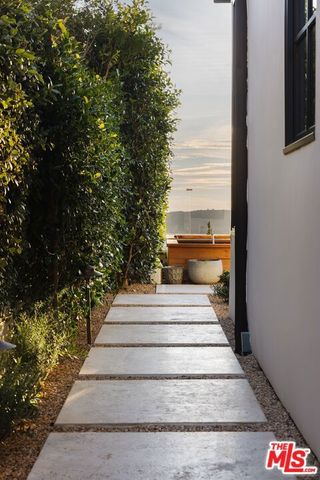 16736 Via Pacifica, Pacific Palisades (los Angeles), CA 90272