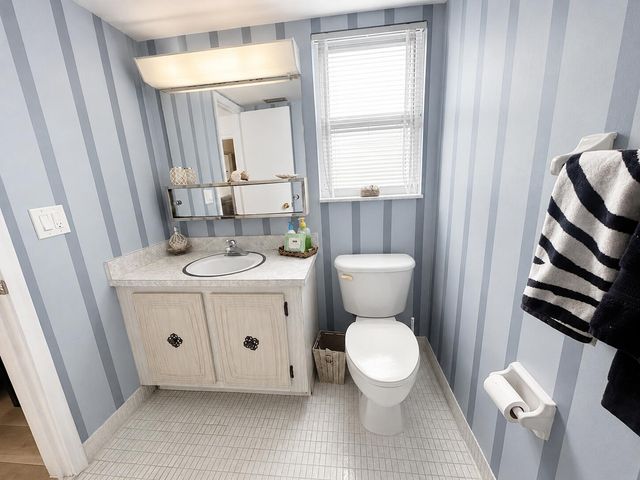 27 COLONIAL CLUB Drive 105, Boynton Beach, FL 33435