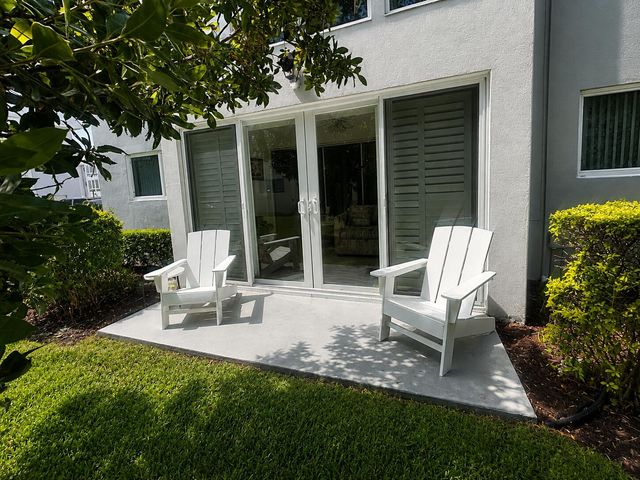 27 COLONIAL CLUB Drive 105, Boynton Beach, FL 33435