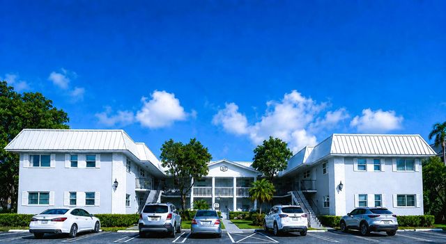 27 COLONIAL CLUB Drive 105, Boynton Beach, FL 33435